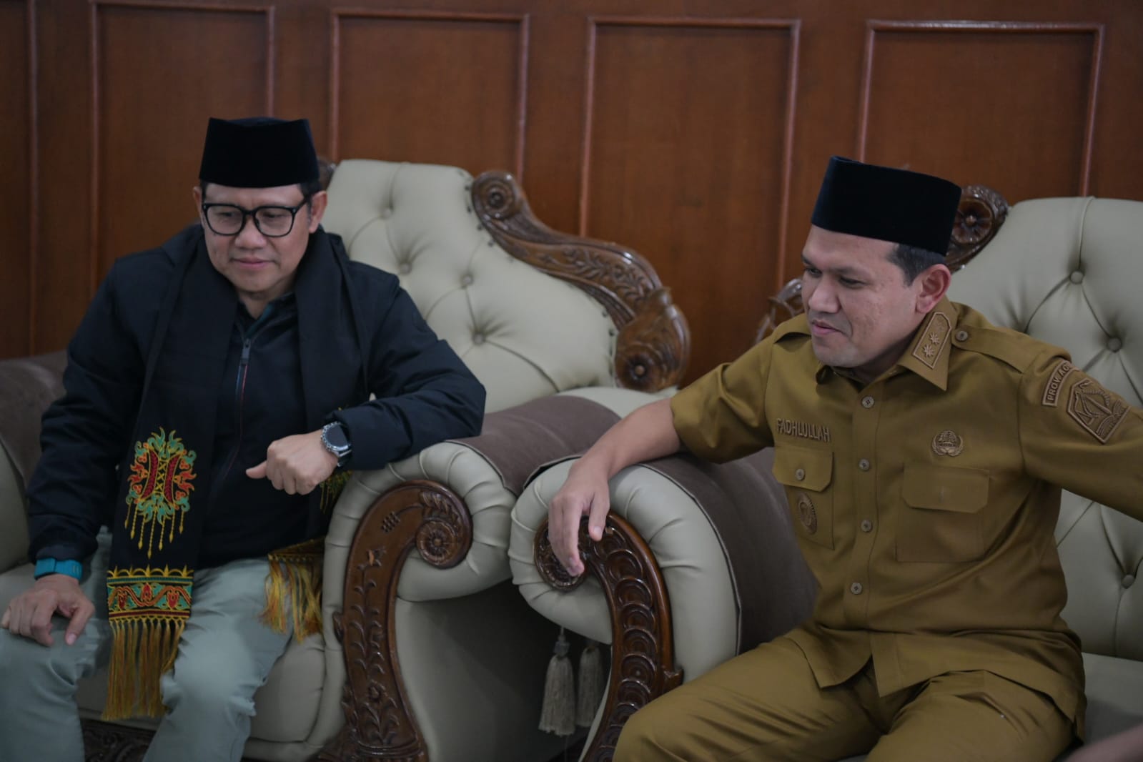 WAGUB ACEH SAMBUT HABIBI AN NAWAWI DENGAN ADAT ACEH, LANJUT SAMBUT Cak Imin DI BANDARA SIM